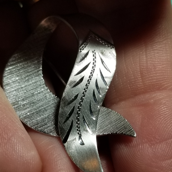 Vintage Theda Sterling Silver brooch loop 925 ribbon engraved textured pin - Picture 5 of 12